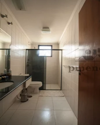 Imagem Imóvel possui living amplo para 3 ambientes, varanda integrada, lareira, lavabo, na área íntima s...
