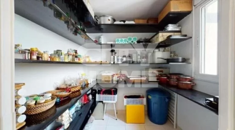 Imagem Excelente apartamento, com vista maravilhosa. Amplo living com lindo piso em madeira e varanda envid...