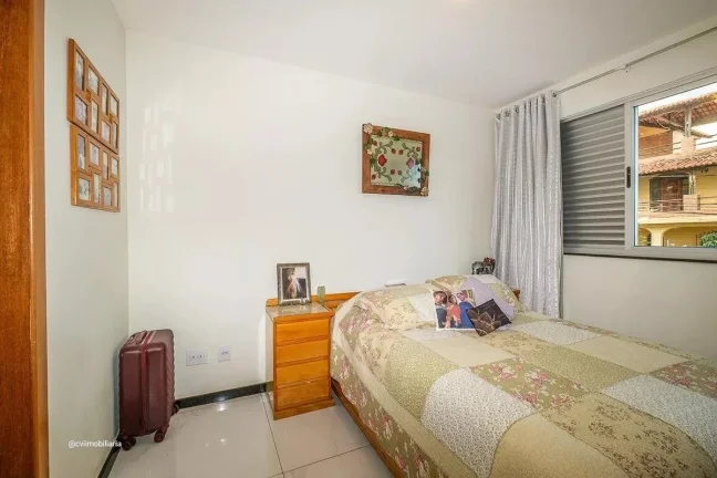Imagem Imóvel amplo à venda com 3 quartos, sendo 1 suíte, e 2 banheiros no total. Este imóvel está bem...