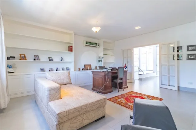 Imagem Casa à venda com 7 quartos, sendo 5 suítes, em Jardim Guedala, São Paulo - SP