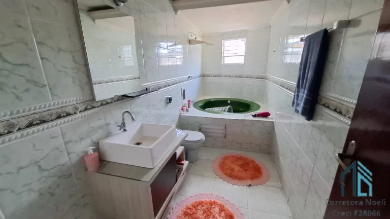 Imagem Casa, terreno com duas casas, 05 quartos c/suíte, área gourmet, no Capão Raso em Curitiba PR