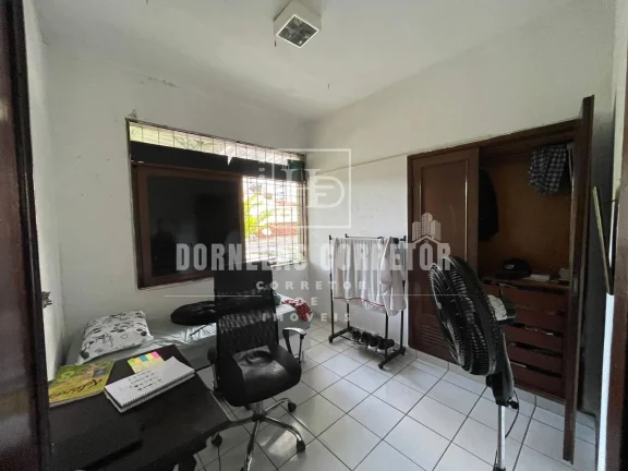 Imagem Casa Amarela - Residência Ampla e Bem Localizada