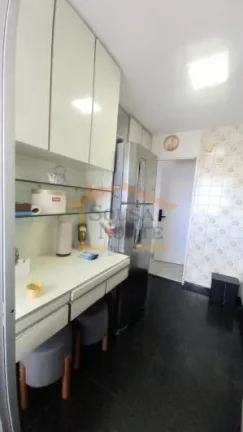 Imagem Apartamento reformado, com 3 dormitórios e armários planejados, cozinha com móveis planejados, ar...