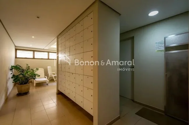 Imagem Com 81 m², o imóvel possui dois pavimentos: No pavimento inferior contém sala para dois ambientes...
