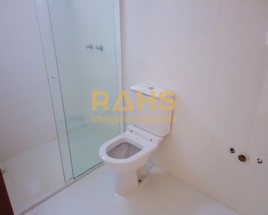 Imagem Apresentamos um sobrado geminado localizado em um condomínio fechado, em uma rua tranquila no bairr...