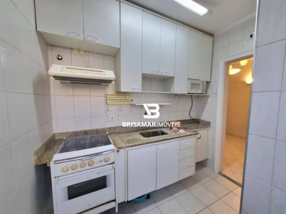 Imagem PITANGUEIRAS- UMA QUADRA DA PRAIA , TOTALMENTE REFORMADO, GARAGEM DEMARCADA NO PRÉDIO.