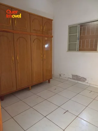 Imagem Imperdível oportunidade de casa à venda em Ribeirão Preto-SP, bairro Parque Residencial Cândido Portinari: 3 quartos, 2 salas, 2 banheiros, 4 vagas de garagem e 290m²!