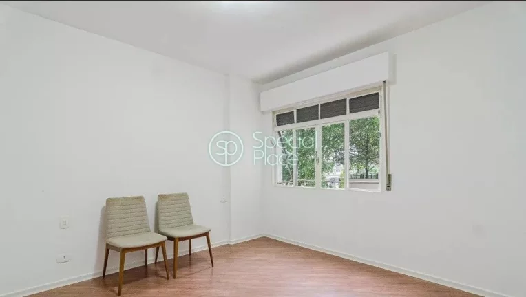 Imagem Amplo apartamento com 205m² no Jardim Paulista. Living muito claro e espaçoso, 03 dormitórios, se...