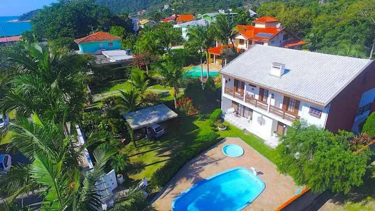 Imagem Casa 5 suítes e 3 vagas de garagem a 150m da beira-mar da Praia de Taquaras em Balneário Camboriú/SC