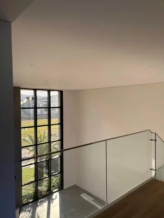 Imagem Casa em condomínio com 4 suítes e 4 vagas de garagem em Camboriú/SC