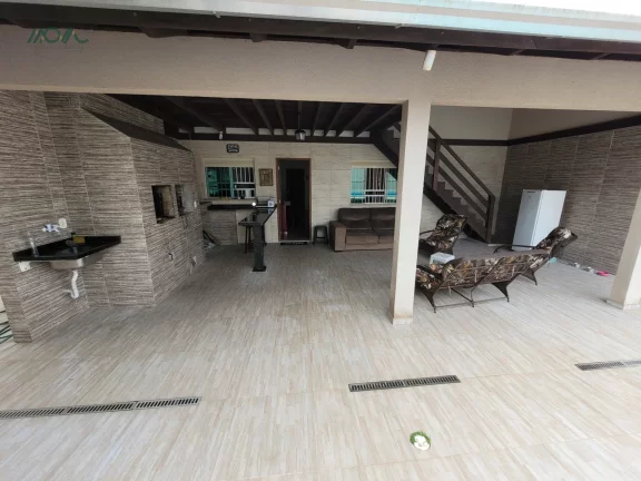 Imagem Casa com Piscina no centro de Itapoá