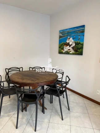 Imagem More em Itapuã: apartamento de 100 m² na 2ª quadra do mar, 3 quartos com suíte, varanda e vaga de garagem.