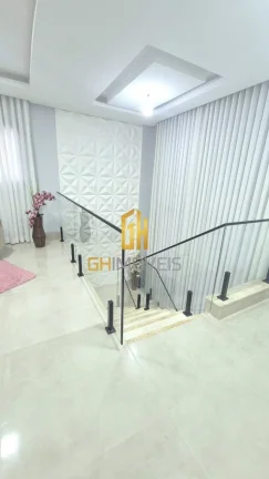 Imagem O sobrado possui:

- Casa toda em ESQUADRIAS
- Sala ampla com 2 ambientes integrada à área de laze...
