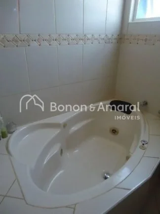 Imagem Belíssimo sobrado em condomínio de alto padrão. Planta bem distribuída com 4 quartos com armári...