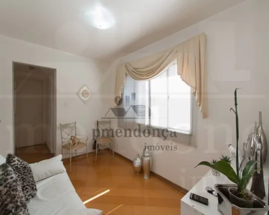 Imagem Apartamento com armários. Living, 1 dormitório, banheiro social, cozinha e área de serviço. 1 va...