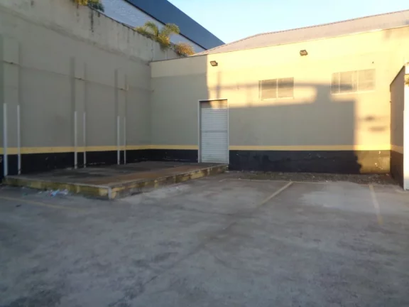 Imagem Barracão com 330m² de construção e 330m² de vagas localizado na Vila Rezende com banheiros e co...