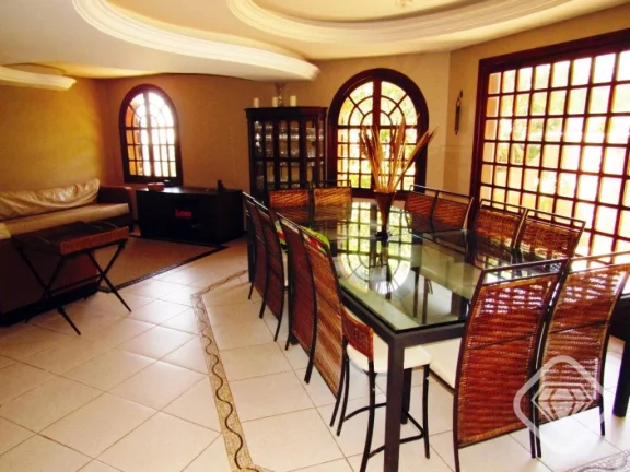 Imagem Casa de luxo em condomínio, 4 dormitórios, suíte máster, dois terrenos, ampla área verde e pisc...