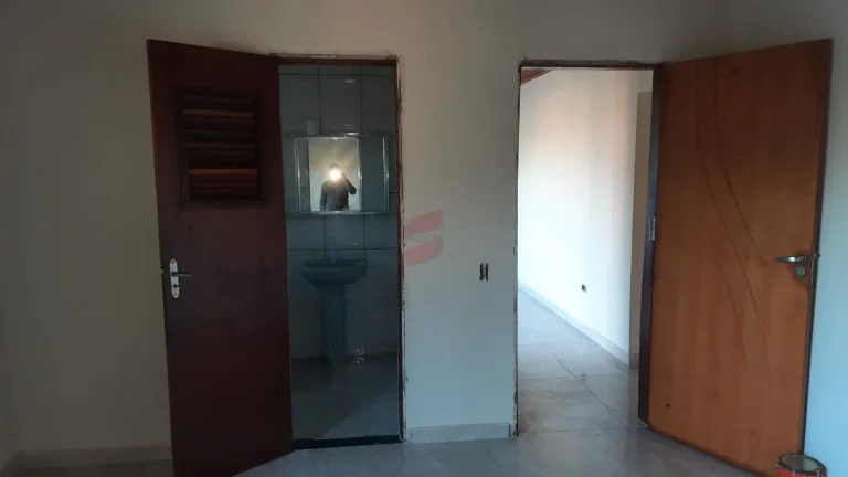 Imagem VENDO UMA BELÍSSIMA CASA EM PIRAQUARA
BAIRRO : JARDIM SANTA HELENATerreno com 560 metros quadrados sendo 14x40, área construída 144m2
A casa disponibiliza de: 
- 3 suites e mais 1 banheiro social
- Banheiros com box e revestimento de porcelanato
- Sala de