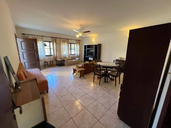 Imagem Casa ampla com 2 edículas e salão de festas perto da praia