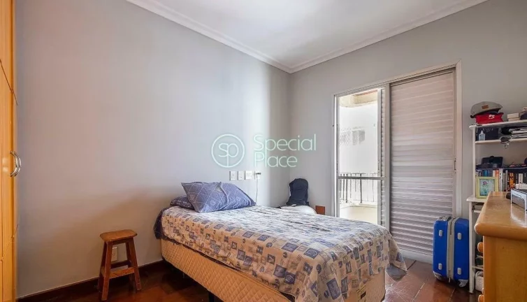 Imagem Apto amplo e iluminado com 220m² muito bem localizado numa via super arborizada. Living amplo para ...