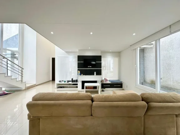 Imagem Casa 4 Dormitórios - Bairro --