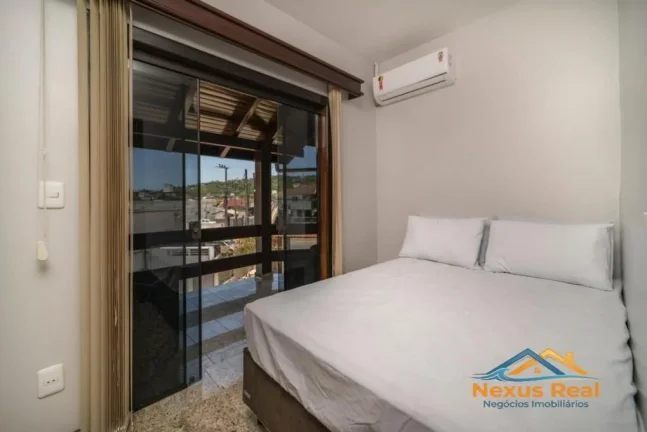 Imagem Sobrado com Piscina e 5 quartos