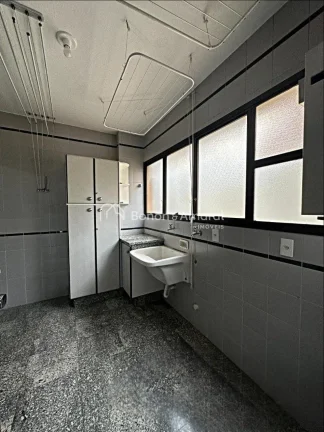 Imagem Viva com conforto e elegância neste amplo apartamento de 289m², ocupando andar inteiro, em uma das...