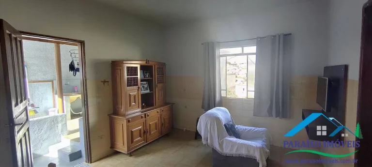 Imagem Casa no Centro com 4 Dormitórios com Amplo Terreno - Paraisópolis MG