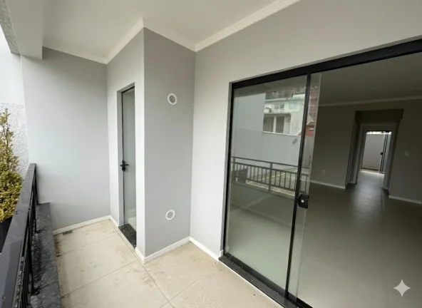 Imagem 02 Suítes, térreo com excelente padrão de acabamento e perto da Praia, esse apartamento em Gravatá, Navegantes. Adriano Carpes Imóveis Vende