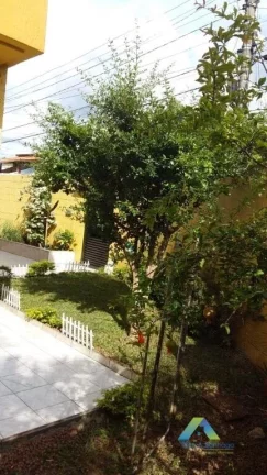 Imagem Lindo sobrado com 3 dormitórios, 4 vagas de garagem em bairro calmo e com amplo comercio nas proximidades, fácil acesso a principais avenidas.