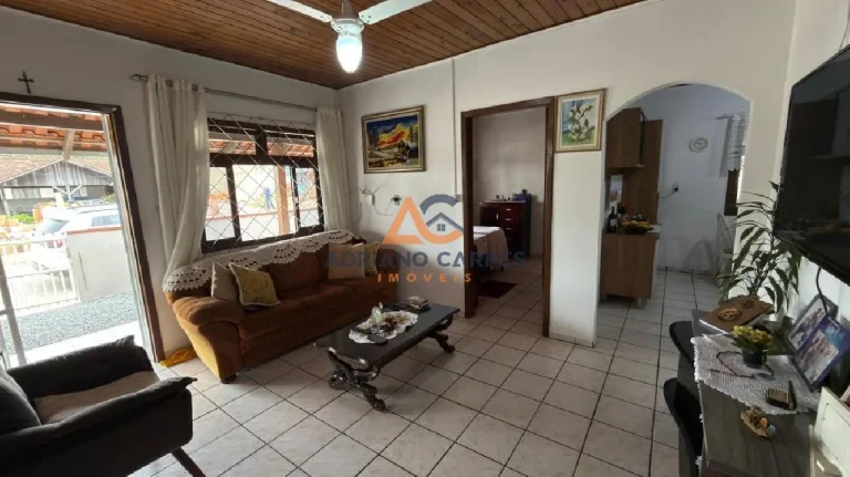 Imagem Casa com 3 dormitórios, Averbada, garagem para 2 carros e quintal gramado a 700m do mar, na Praia de Gravatá em Navegantes - Adriano Carpes imóveis vende