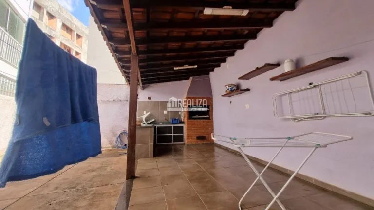 Imagem Casa com 6 Dormitórios no Bairro Fabrício - em Uberaba