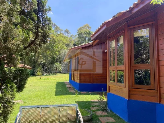 Imagem Casa de madeira com belo jardim 3 quartos sendo um suíte, 5 vagas. Rústico que encanta!
