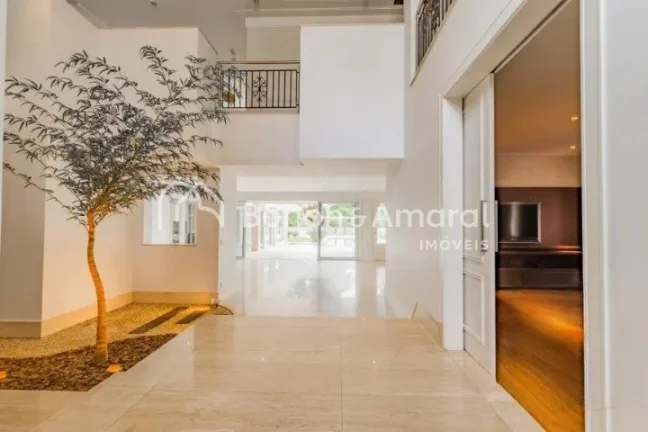 Imagem Sobrado amplo e luxuoso, com área construída de 835 m².

A residência possui no piso superior 4 ...