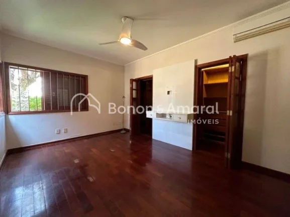 Imagem Linda casa em condomínio fechado. No piso superior há um hall, 3 quartos com varanda, sendo uma su...