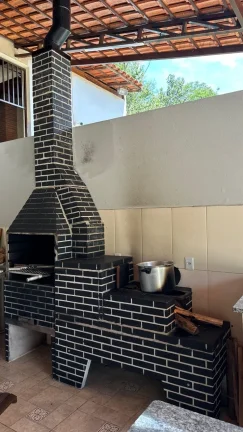 Imagem Chácara à venda em Jundiaí-SP, bairro Ivoturucaia: 2 quartos, 1 suíte, 1 sala, 2 banheiros, 259m². Aproveite essa oportunidade!