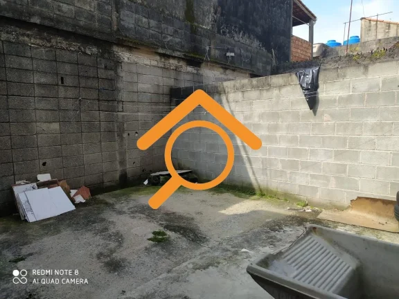 Imagem São 2 casas independentes, cada uma com 3 dormitórios e com 2 vagas de garagem. Próximo a estação de trem Varginha.
