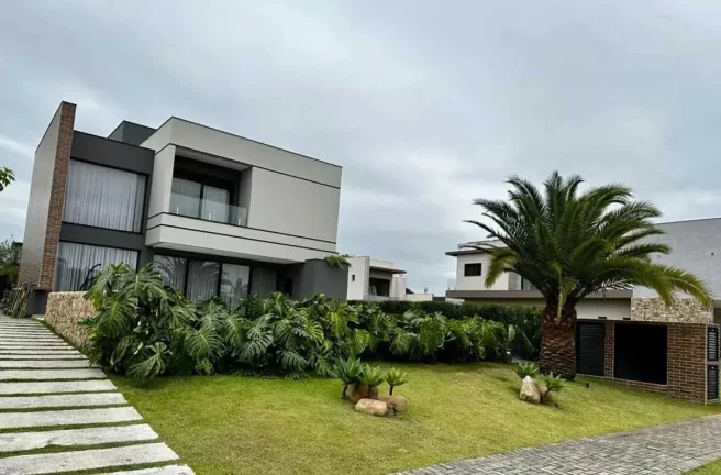 Imagem Casa de alto padrão com 4 suítes e 8 vagas de garagem no Centro de Camboriú