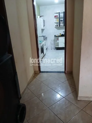 Imagem Ótima Casa na Zona Norte de Londrina: 4 Dormitórios, 2 Banheiros, 2 Vagas de Garagem e 250m² de Terreno. Conforto e Espaço para Sua Família, Agende Sua Visita!