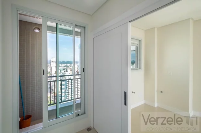 Imagem Apartamento 4 ou + dormitórios para Venda em Balneário Camboriú / SC no bairro Centro