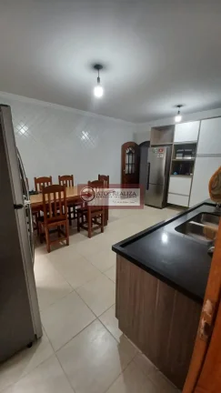 Imagem Vendo casa com edícula no Jardim Germania. Sobrado com edícula, 200m² de àrea util, 3 Dormitirios com planejados, sendo 2 Suítes, 2 salas, 6 banheiros, 2 vagas de garagem coberta, area de serviço com pia e churrasqueira, edícula com àrea de serviço, porão