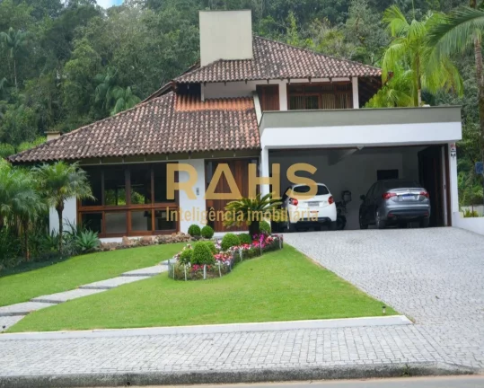 Linda Residência, no Condomínio Parc de France, Bairro Saguaçu. Arquitetura diferenciada, realiza...