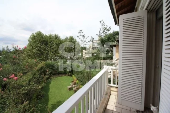 Imagem Casa espaçosa e segura, em condomínio com 07 casas! Situada em bela Praça, no ponto mais tranquil...