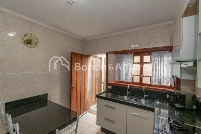 Imagem Sobrado construído em 3 níveis à venda em ótimo bairro de Campinas-SP. No pavimento térreo poss...