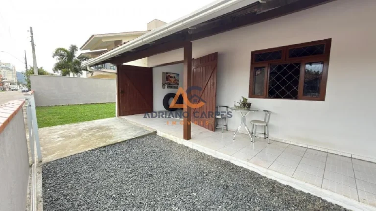 Imagem Casa com 3 dormitórios, Averbada, garagem para 2 carros e quintal gramado a 700m do mar, na Praia de Gravatá em Navegantes - Adriano Carpes imóveis vende