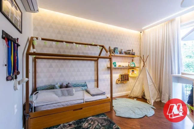 Imagem Sobrado de 454,00 m², 3 suítes,4 vagas e piscina.