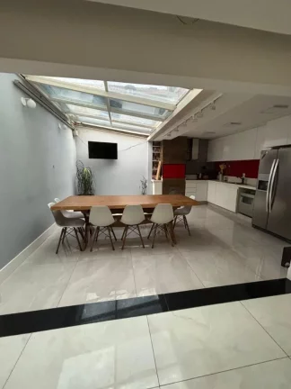 Imagem Imóvel à venda em São Caetano do Sul-SP: Casa com 4 quartos, 1 suíte, 2 banheiros, 4 vagas de garagem e 250m² de área no Jardim São Caetano.