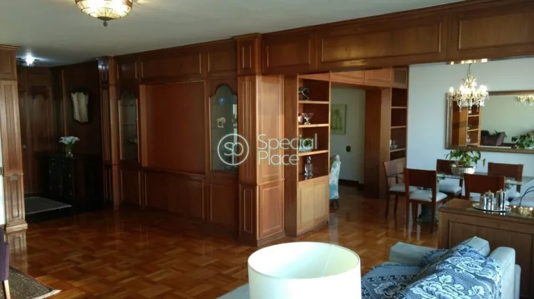 Imagem Apartamento super espaçoso, com 270m2, 4 dormitórios ( 1 suíte ) e 2 vagas na garagem. Amplo livi...