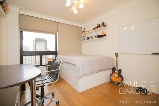 Imagem Apartamento amplo com 3 suítes, living com janelões - 4 vagas - 247m²