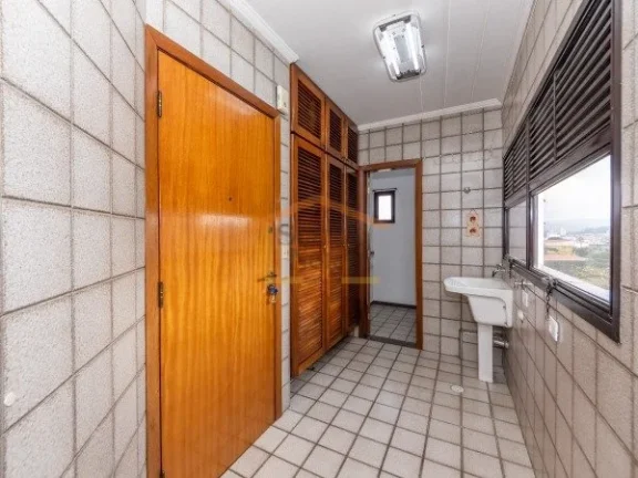 Imagem Apartamento com 136m² de área útil, com 4 dormitórios, sendo 3 suítes, 5 banheiros no total com...